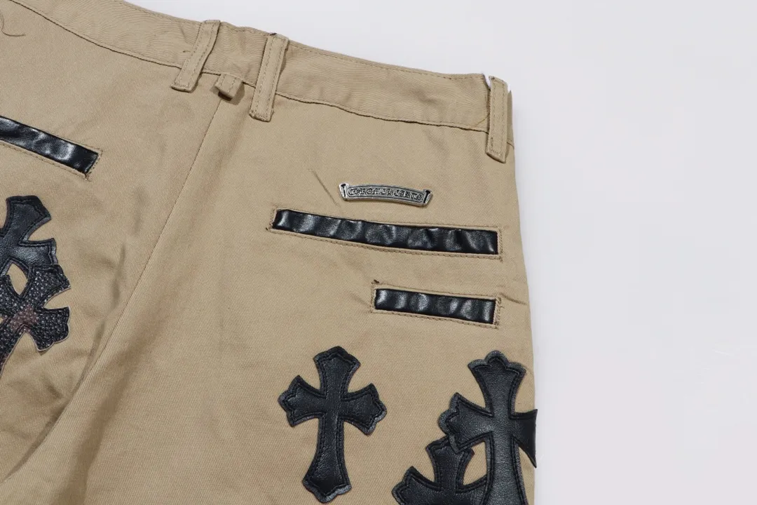 P280 Style number: D310 Chrome Hearts khaki patch leather jeans Size: s-XXL (28 30 32 34 36) Color: Khaki Size reference 28 pants length 100 waist 72 30 pants length 101 waist 76 32 pants length 103 waist 80 34 pants length 104 waist 84 36 pants length 106 waist 88